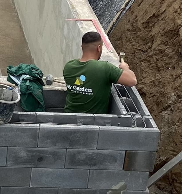 Mitarbeiter bei Schalungsarbeiten für ein Poolprojekt